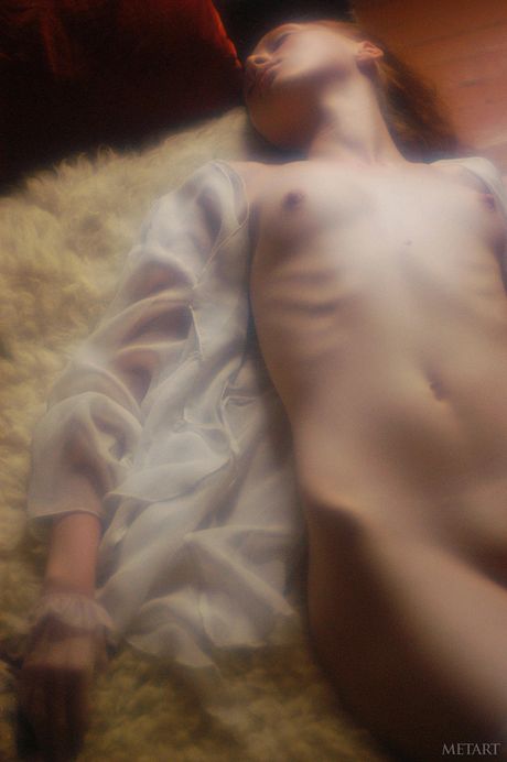 Ukrainska härliga Katya B belyser sina stora tuttar och poserar naken
