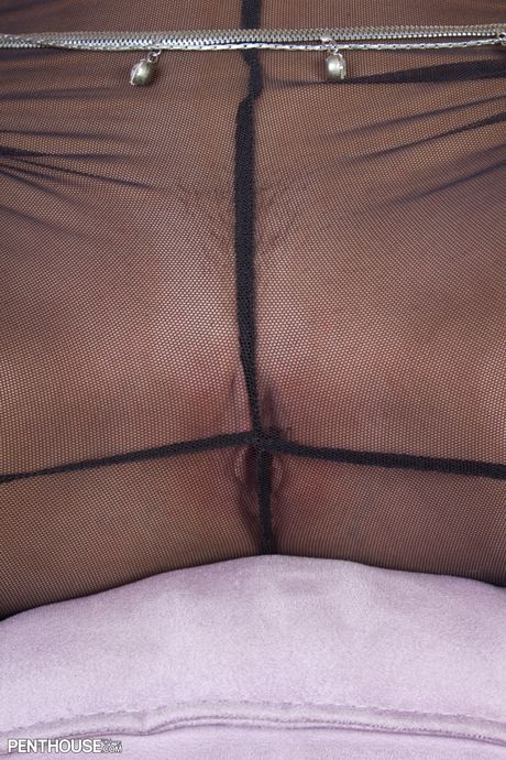 金发中锋 Mandy Dee 露出美乳，摆出单人姿势
