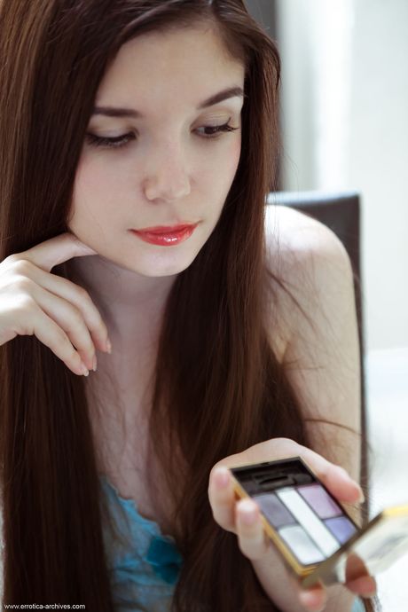 Errotica Archives: 細いティーンDONITAがソロで毛深いマンコと小さなおっぱいを見せる