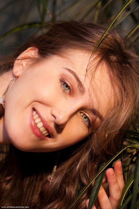 Arlett exhibits her beautiful body and poses seductively on the couch