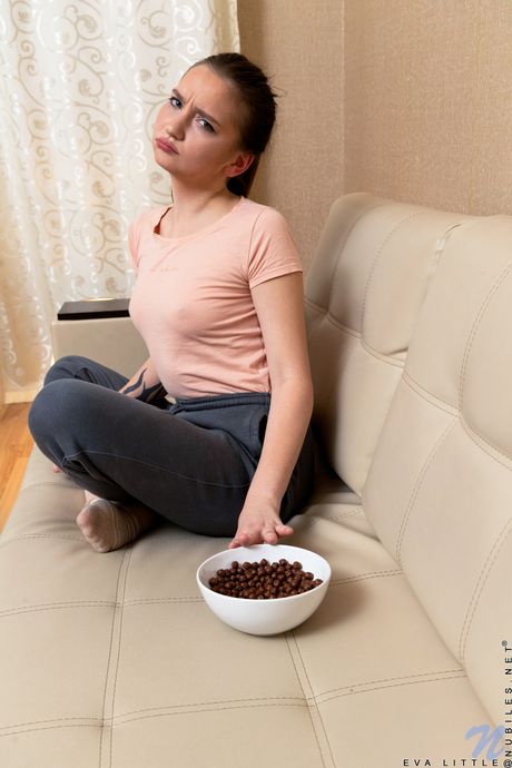 Eva Little fica nua em sua cama e mostra seu corpo quente
