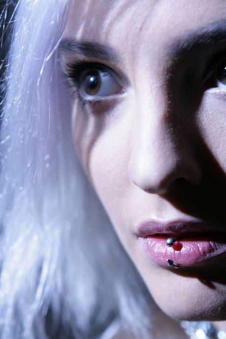 デリケートなティーン、キラ・Wがパーティでストッキング一丁で全裸に
