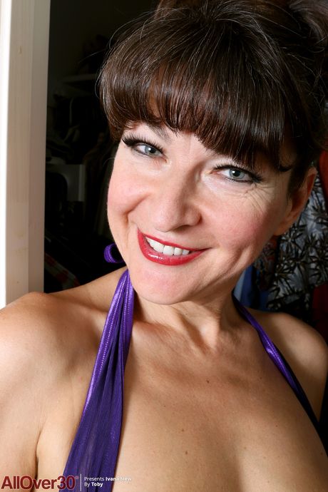 Over 30 woman Ivana Slew bares it all in black boots and a hat