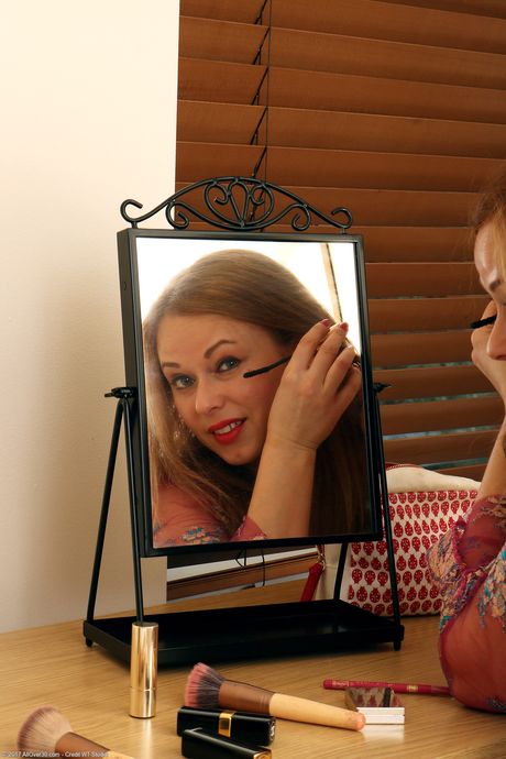 British MILF Anna Joy shows off her big booty and masturbates with a toy