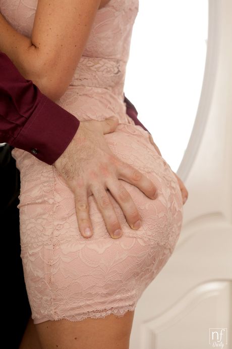 Rondborstige Latina Krissy Lynn krijgt haar kutje geneukt door haar man
