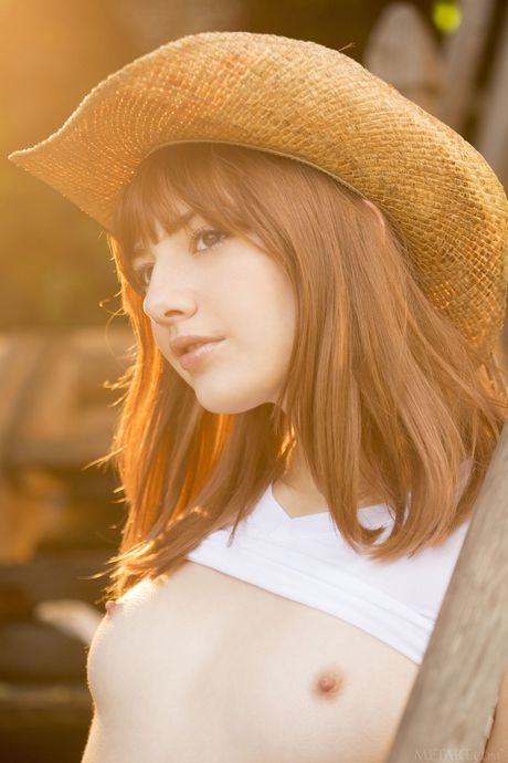 Met Art: Lo splendido adolescente Lena Anderson si spoglia nuda e mostra il suo corpo caldo alla fiera della contea