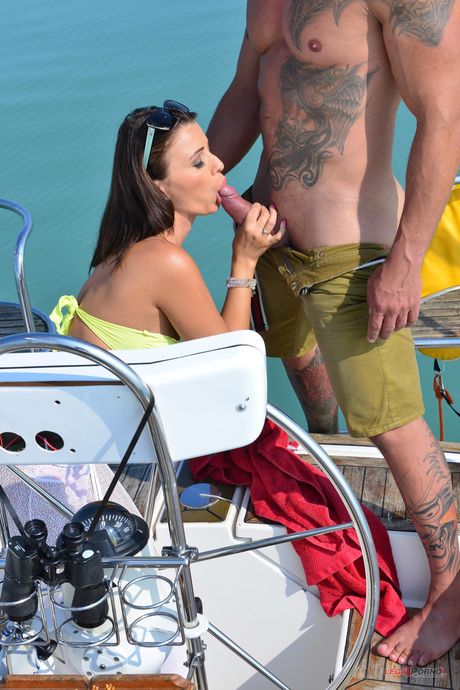 갈색 머리 아가씨 비키 러브가 보트에서 큰 가슴과 보지를 섹스합니다.
