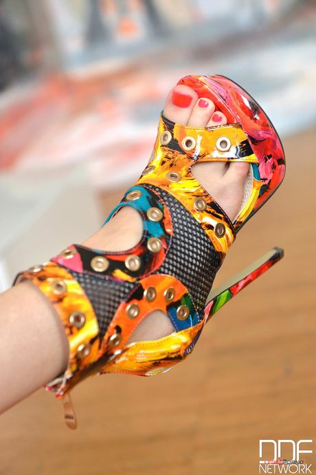 セクシーな赤毛のスサナ・メロがセクシーなお尻を披露し、靴でアソコを弄ぶ。
