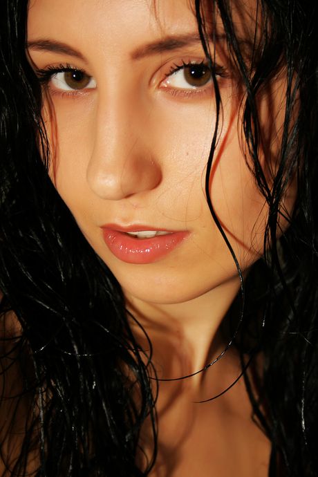 Brunette Teen Kitty M fjerner en bikini før du dusjer i et badekar
