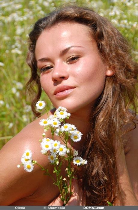 Domai: 瘦弱少女奥莱莎在田野里摆出裸体姿势，展示她的小乳房和阴部