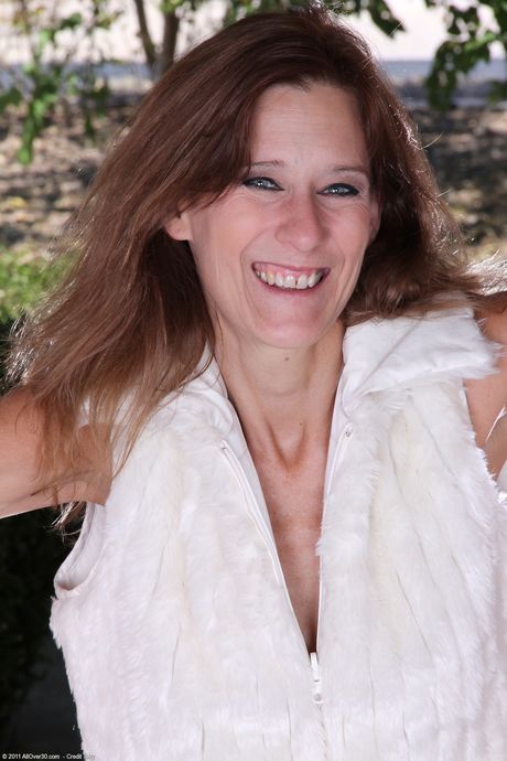 Redheaded MILF Jay Dee shows her big ass and spreads her mature pussy