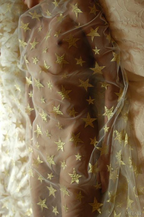 Adolescent mince yana a affiche ses petits seins et pose nue
