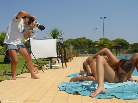 Hot Teen Babes con grandi tette Gina B & Peaches una posa nuda in piscina
