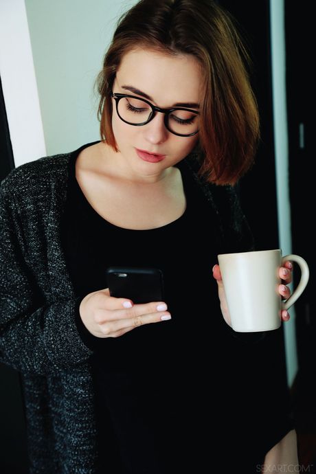 Slank Teen Alice Shea fjerner brillene og klærne for å utgjøre naken
