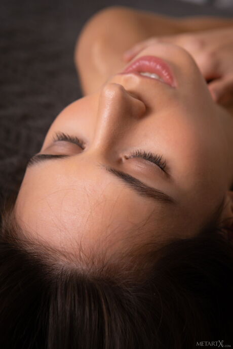 Adolescente esbelto Leona Mia dedica sua buceta depois de remover lingerie preta
