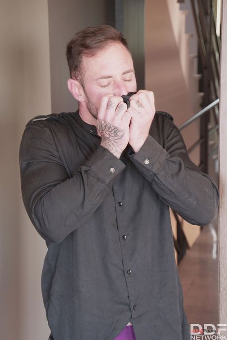 Spaanse pornoster Susy Gala geeft een voetfetisj -pijpbeurt en krijgt een cumshot in haar mond
