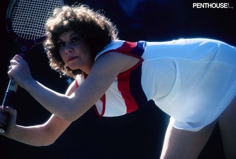 Sexy Tennis Player Mariwin Roberts lampeggia il suo cespuglio mentre pratichi Pantyless