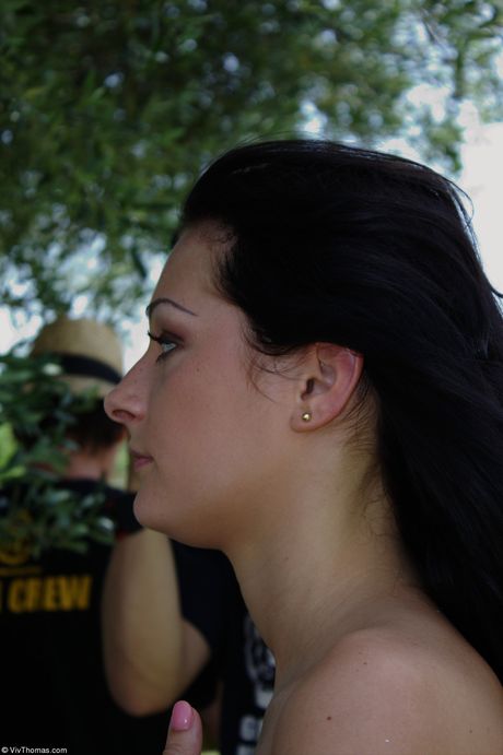 Lésbicas quentes Eve Angel e Jo fazem sexo em uma toalha por uma piscina em um biquíni
