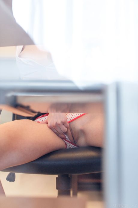 Adolescente snello niemira diventa nudo provocatoriamente
