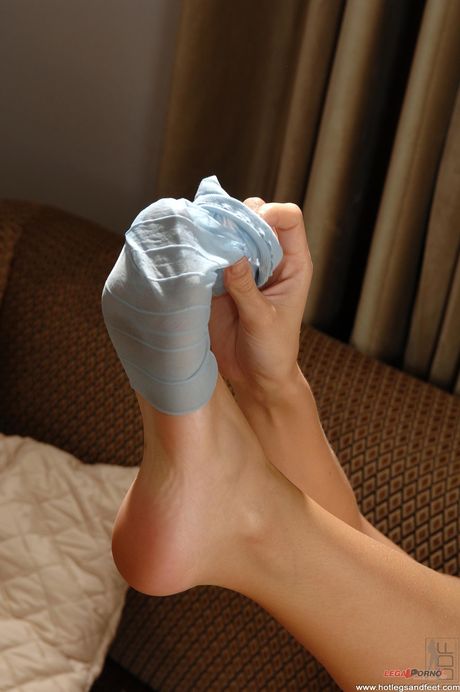 捷克美女凯拉-穆恩（Keira Moon）露出大奶子，穿着内衣摆姿势
