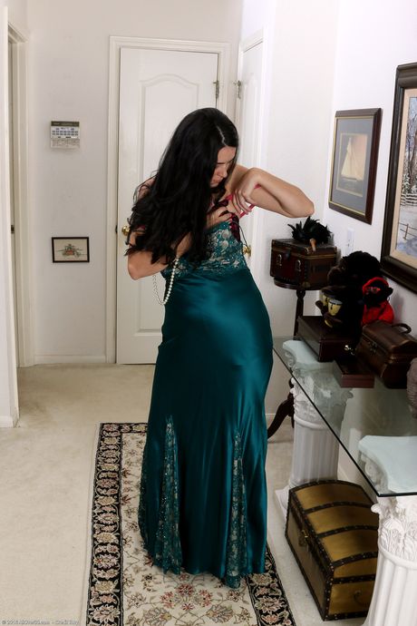 الهواة MILF NYLA PARKER تُظهر لها غنائم كبيرة وتنتشر بوسها المشعر
