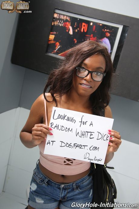 Dogfart Network: 黑木少女达亚-奈特（Daya Knight）通过光荣孔吸吮和操弄白色鸡巴