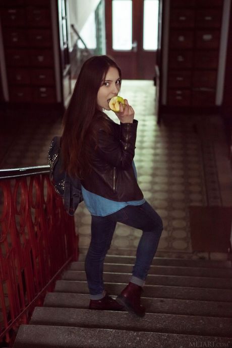 Affascinante maxima adolescente si spoglia senza timidezza
