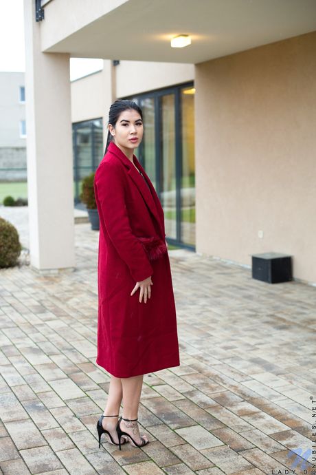 Lady D slowly takes off her lingerie and high heels before she starts