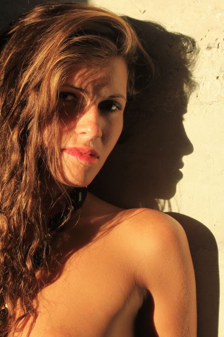 Härlig tonåring Salomja A ställer ut sina stora tuttar och trimmade fitta i naken
