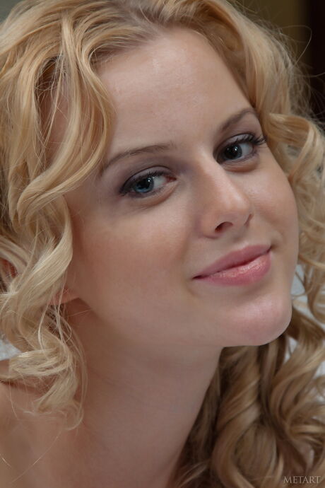 Sexet blond teen sasha r udstiller hendes store bryster og poserer nøgne
