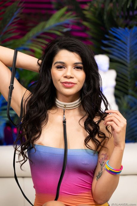 娇小的拉丁女郎哈雷-海兹被布莱恩-戈兹林舔舐阴部并撸管
