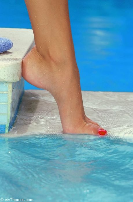 Blonde teen klokke en onanerer med en dildo i strømper og hæle
