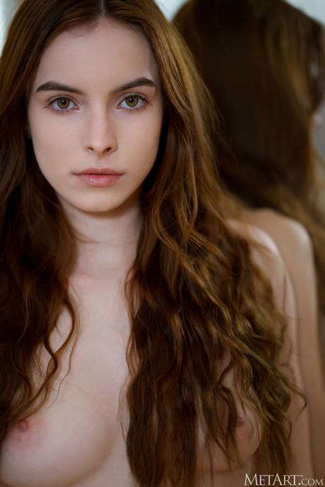 Delicado adolescente Loren Sun remove um vestido vermelho e saltos para ficar nu nua
