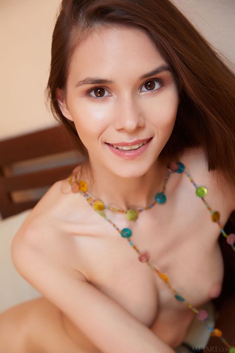 Rosyjska Cutie Leona Mia dostaje nagą w pokoju ogrodowym
