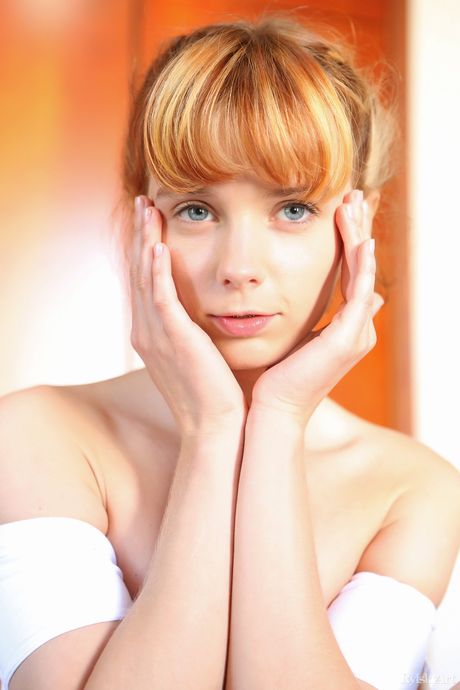 사랑스러운 십대 릴리가 솔로 촬영에서 나체로 옷을 벗고 포즈를 취하고 있습니다.
