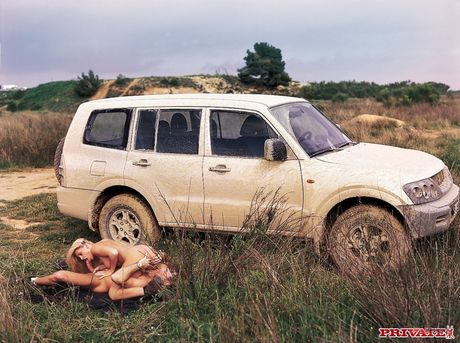 Sexy rubia Bobbi Eden le lamen el coño peludo y se atornilla al aire libre
