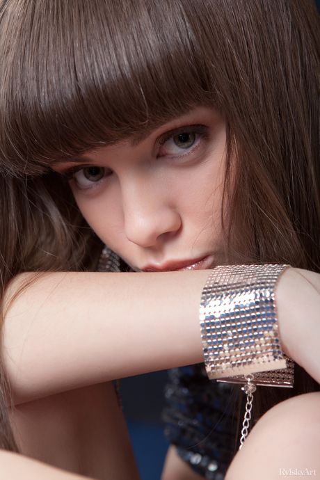 Les roses minces de bonbon teen se déshabille et se posent dans une pousse en solo
