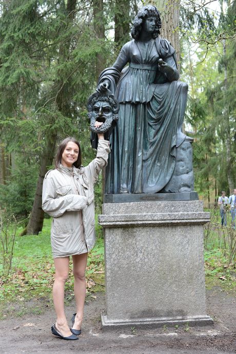 La sottile adolescente Katoa mostra le sue piccole tette e posa nuda in un luogo pubblico
