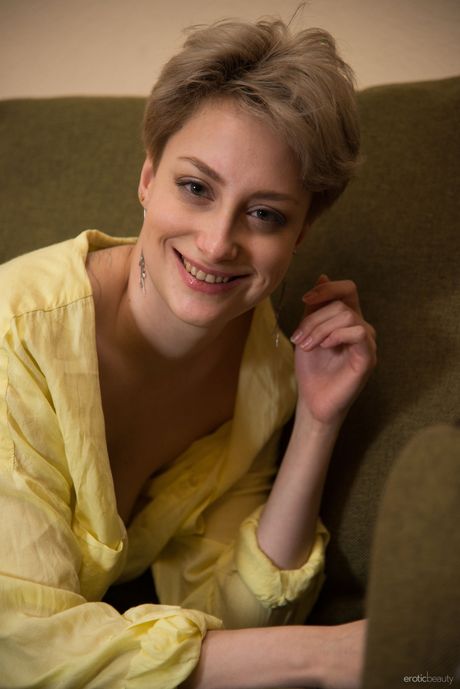 Love Hairy: Lean Teen Betty Lee Loo se desnuda completamente con seguridad en sí mismo