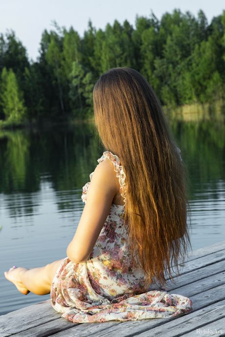 Taliah russe maigre Taliah se déshabille et pose dans la forêt
