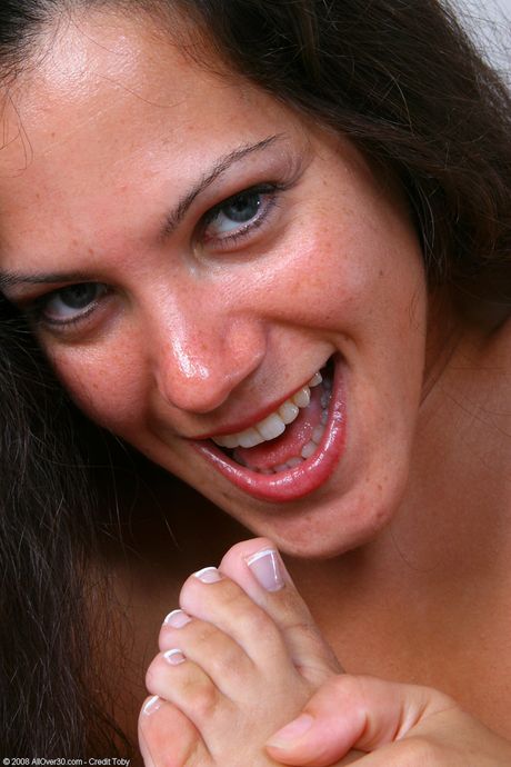 Sexy MILF Veronica F shows off her big ass & her hot feet in stockings