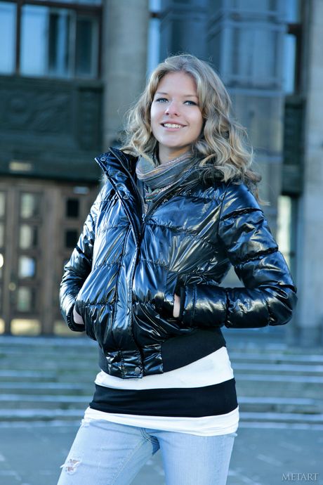 Sexy Blonde Catherine A Destacas sus grandes tetas y su delicioso coño calvo
