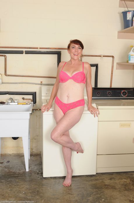 Mature housewife Gypsy Lee shows her tits and spreads her pussy