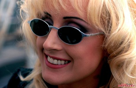 Blonde maman Zora Banx obtient sa chatte poilue bouchée par un goujon suspendu
