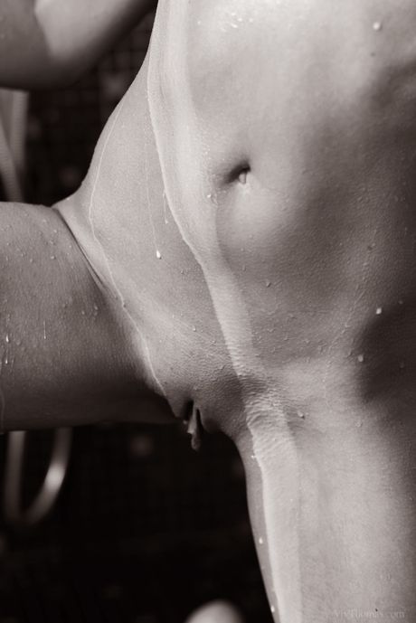 Pure Teen Veronica Snezna gießt Milch in die Dusche über ihren nackten Körper
