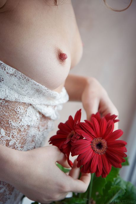 Svelte teen Yani A gets her pussy creampied after a nude modelling session