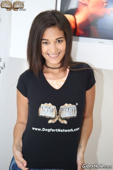 黑发辣妹 Devyn Heart 在光荣洞享受creampie
