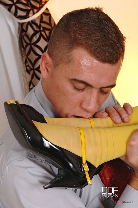 性感的捷克美女 Silvie Delux 给人脚底按摩，让人爽歪歪
