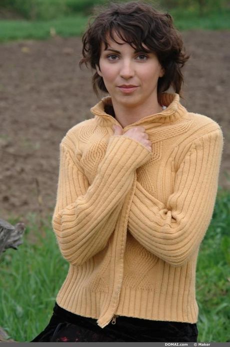 Brunette teen Kate r barer det hele på et tæppe i et felt
