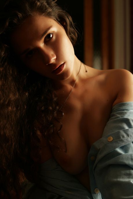 Perfect Teen Ira Pokazuje jej piękne ciało i pozuje przed lustrem
